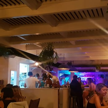 Waikiki - De noche también genial ambiente - Beach Bars Near Me - Tarifa, California