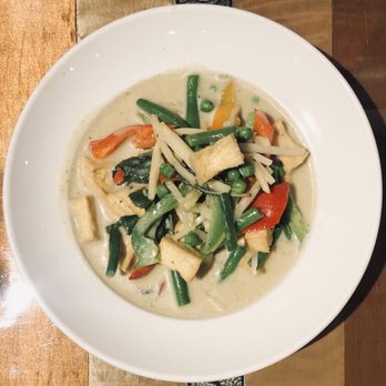 Singha Thai Cuisine - Green curry w/ green pepper, bamboo shoots, string bean, peas, carrots, and fresh Thai basil - Thai Near Me - Moab, Utah