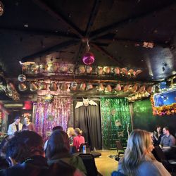 Jacques Cabaret - Cute intimate space.