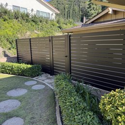Beautiful fence separating back yard and garage. Beautiful fence separating back yard and garage.