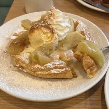 Aloha Kitchen - Apple Souffle a la Mode - Breakfast & Brunch Near Me - Honolulu, Hawaii