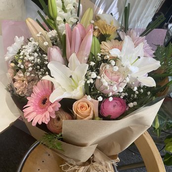 Lee's Discount Florist - Mixed bouquet of white, pale pink and peachy colors. - Florists Near Me - Oakland, California Lee's Discount Florist - Mixed bouquet of white, pale pink and peachy colors. - Florists Near Me - Oakland, California