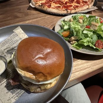 Brew Brothers - Harrah's Lake Tahoe - Smashburger with fried egg and side salad - Brewpubs Near Me - Stateline, Nevada Brew Brothers - Harrah's Lake Tahoe - Smashburger with fried egg and side salad - Brewpubs Near Me - Stateline, Nevada