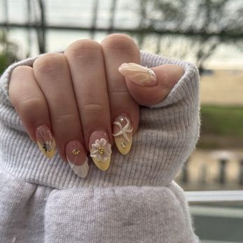 Tami-A Nails Salon - White and yellow designed nails with flowers, palm trees, starfish and seashells - Nail Salons Near Me - Honolulu, Hawaii