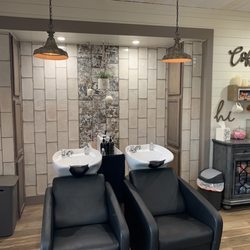 Fringe Color Bar and Salon - Shampoo station