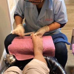 Starting my pedicure almost 1 hour after appointment time (4:30 pm). Starting my pedicure almost 1 hour after appointment time (4:30 pm).