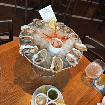 Elliott's Oyster House - Oysters and crab claw - Seafood Near Me - Seattle, Washington