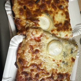Walt Disney Studios - Pizza from Italia - Amusement Parks Near Me - Chessy, 77