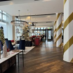 Hotel Covington - Decorated for Christmas