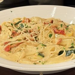 La Vista - Fettuccine Alfredo with veggies