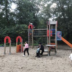 Spielplatz Eichtalpark - Eins der älteren Spielgerüste.