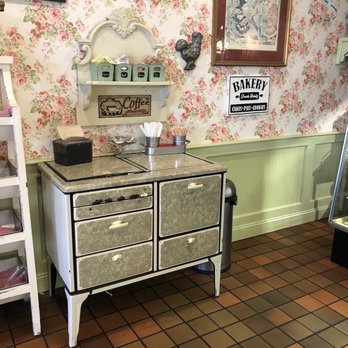 Torta Fina Bakeshoppe - Decor - Bakeries Near Me - Babylon, New York
