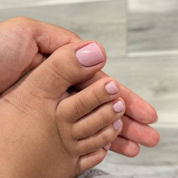 Platinum Glam - Gel pedicure with Andrea - Nail Salons Near Me - Miami, Florida