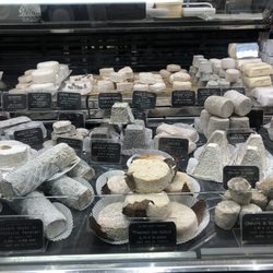 Marché Couvert des Batignolles - Fromagerie Le Bon Goût Fermier (Le Bon Goût Fermier cheese stall)