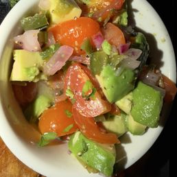 This sure isn't guacamole, despite what the menu at Chet's says. This sure isn't guacamole, despite what the menu at Chet's says.