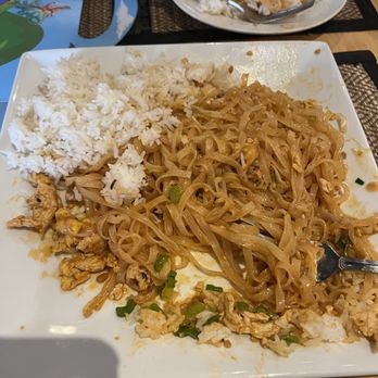 Bencharong Thai House - Chicken Pad Thai (lacking flavor) - Thai Near Me - Arcata, California Bencharong Thai House - Chicken Pad Thai (lacking flavor) - Thai Near Me - Arcata, California