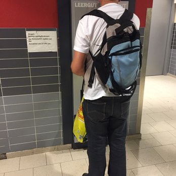 Rewe City - Man versucht hier wirklich über eine Symbiose der Flaschensammler die Abgabe zu verhindern. - Grocery Near Me - Berlin, BE