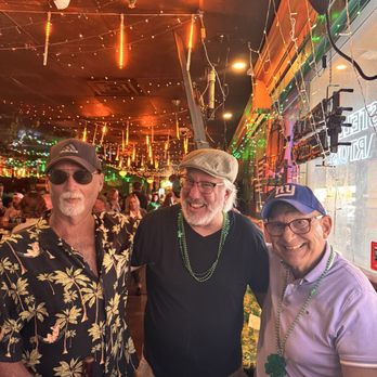 Dubliner Irish Pub & Restaurant - 2 new Friends from CALA APTS. in PHOENIX. Far left is Mark fr Indiana, Moe from Parts  Unknown and me - Music Venues Near Me - Phoenix, Arizona