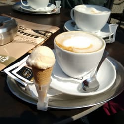 Gelateria La Luna - Cappucino mit kleinem Eis. Eis ist bei jedem Kaffee dabei. Nette Idee.