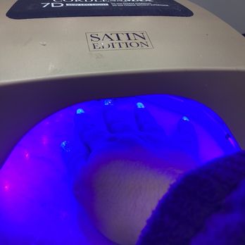 Queen Nails - U can see they didn't care if they got paint on the skin here - Nail Salons Near Me - Chicago, Illinois