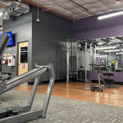 Anytime Fitness - Weight lift area