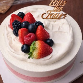 Tous les Jours - Strawberry Cloud Cake - Bakeries Near Me - Honolulu, Hawaii Tous les Jours - Strawberry Cloud Cake - Bakeries Near Me - Honolulu, Hawaii