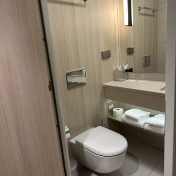 MOXY Munich Airport - functional bathroom - Hotels Near Me - Oberding Schwaig, BY