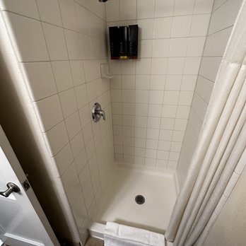 Old Town Inn - Shower - Hotels Near Me - San Diego, California Old Town Inn - Shower - Hotels Near Me - San Diego, California