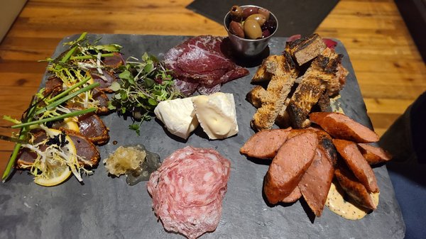 8100 Mountainside Bar & Grill by null