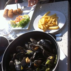 Moules au vin blanc: 22€, servies avec des frites et une mayo au curry