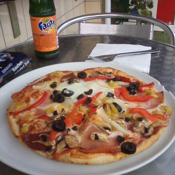 La Mia - Habe ich bestellt # 38 mit Salami, Schinken, Ei. Hatte so einen Hunger, dass ich erst mal den Teller angeknabbert habe. - Pizza Near Me - Berlin, BE La Mia - Habe ich bestellt # 38 mit Salami, Schinken, Ei. Hatte so einen Hunger, dass ich erst mal den Teller angeknabbert habe. - Pizza Near Me - Berlin, BE