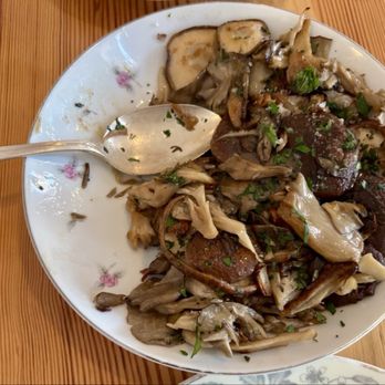 Heirloom - Kennett Square Mushrooms to share - amazing - New American Near Me - Lewes, Delaware