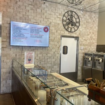 Golden Spoon - Very clean inside - Ice Cream & Frozen Yogurt Near Me - Mission Viejo, California