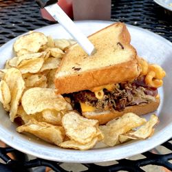 When Pigs Fly BBQ Pit - Cheesy Mac'n Rib sandwich