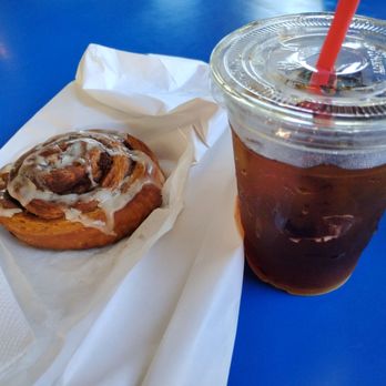Coffee Corner - Iced coffee and cinnamon roll - Coffee & Tea Near Me - Los Angeles, California