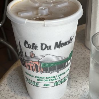 Cafe Du Monde - Cafes Near Me - New Orleans, Louisiana