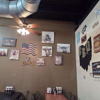 Road Hog Willy's Real Pit Bar-B-Q - Inside decor - Barbeque Near Me - Mount Vernon, Ohio