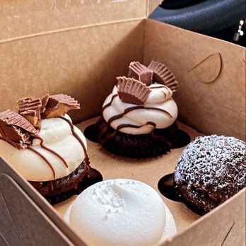 Frosted Cakery - Peanut butter cup cake, cookies and cream cupcake, red velvet cake - Bakeries Near Me - Fresno, California