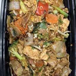 Pad Kee Mao with chicken (hot spicy level)