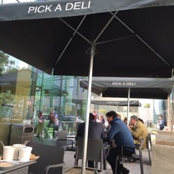Pick A Deli - Bella terraza para almorzar aquí mismo!