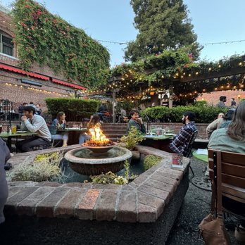 Jupiter - patio - Pizza Near Me - Berkeley, California