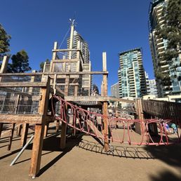 Beautiful new and fun play structure and different swings and climbing stuff! Beautiful new and fun play structure and different swings and climbing stuff!
