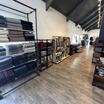 Pendleton - Different designs: Blankets, pet toys,pet warm sweaters, pillows, insulated jackets, sweaters - Department Stores Near Me - Lake Arrowhead, California