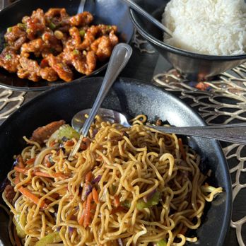 P.F. Chang's - Lo Mein with chicken, and spicy chicken - Chinese Near Me - San Diego, California P.F. Chang's - Lo Mein with chicken, and spicy chicken - Chinese Near Me - San Diego, California