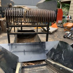 Disc cleaner to sift debris off of firewood splits.