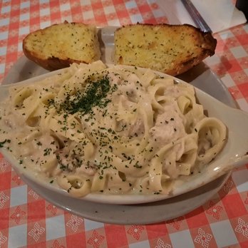 Gianni's Pizza - Chicken Alfredo and Garlic Bread - Italian Near Me - Monterey, California