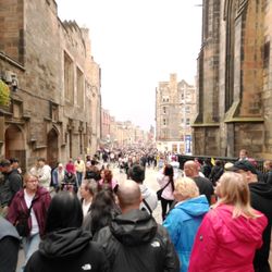 Royal Mile - Rain did not slow the crowds down