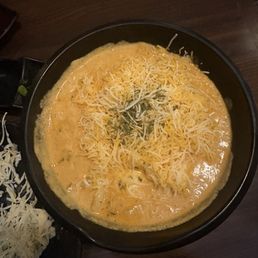 Creamy rice cake with ramen and cheese.
