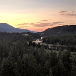 Amazing views, wonderful hosts. Great rooms. Can't be beat for the price. Highly recommend.
