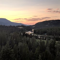 Double J Bed & Breakfast - Amazing views, wonderful hosts. Great rooms. Can't be beat for the price. Highly recommend.